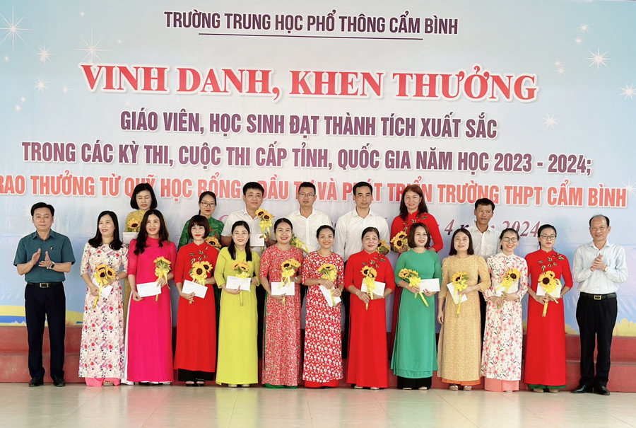 Trao thưởng cho giáo viên có thành tích xuất sắc. Trao thưởng cho giáo viên có thành tích xuất sắc.