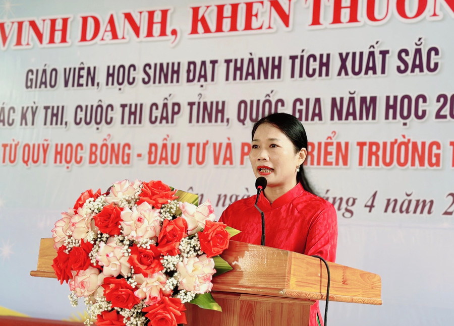 Nhà giáo Đào Thị Phương Lan – Hiệu phó nhà trường vui mừng với những thành tích đạt được của giáo viên và học sinh. Nhà giáo Đào Thị Phương Lan – Hiệu phó nhà trường vui mừng với những thành tích đạt được của giáo viên và học sinh.