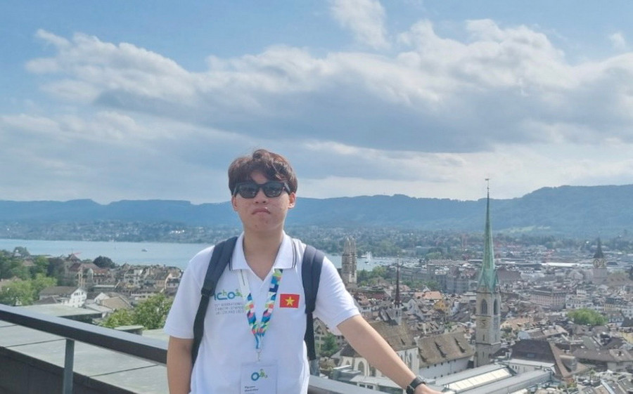 Phút thư giãn của Mạnh Khôi tại đất nước Thụy Sĩ khi sang tham dự Olympic Hóa học Quốc tế năm 2023. Phút thư giãn của Mạnh Khôi tại đất nước Thụy Sĩ khi sang tham dự Olympic Hóa học Quốc tế năm 2023.