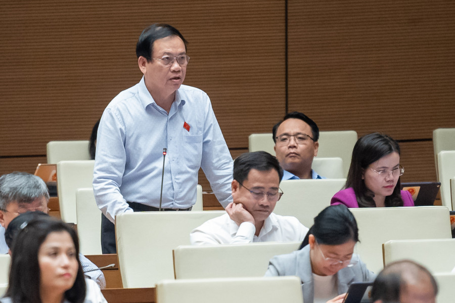 Đại biểu Vũ Trọng Kim (Đoàn ĐBQH tỉnh Nam Định) cho rằng cần có quy định về quản lý, khai thác, sử dụng kênh đào. Đại biểu Vũ Trọng Kim (Đoàn ĐBQH tỉnh Nam Định) cho rằng cần có quy định về quản lý, khai thác, sử dụng kênh đào.