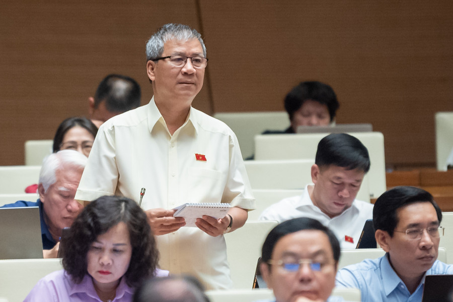 Đại biểu Nguyễn Anh Trí cho rằng cần rà soát các quy định đảm bảo nâng cao khả năng giữ và tích trữ nước. Đại biểu Nguyễn Anh Trí cho rằng cần rà soát các quy định đảm bảo nâng cao khả năng giữ và tích trữ nước.