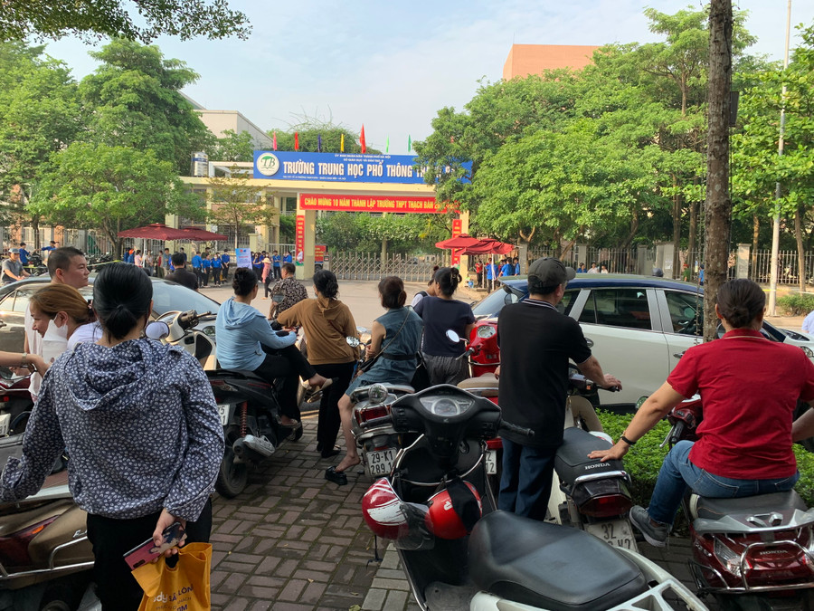 Phụ huynh đợi chờ con đi thi tại điểm thi Trường THPT Thạch Bàn. Phụ huynh đợi chờ con đi thi tại điểm thi Trường THPT Thạch Bàn.