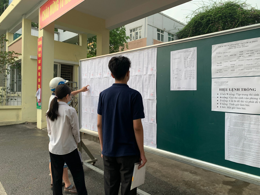 Những thí sinh đầu tiên tại điểm thi Trường THPT Thạch Bàn. Những thí sinh đầu tiên tại điểm thi Trường THPT Thạch Bàn.