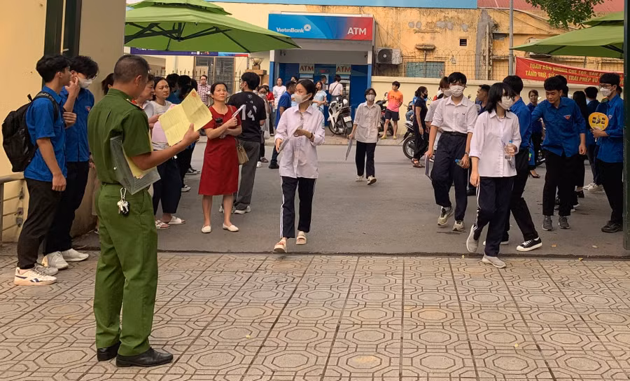 Lực lượng công an hỗ trợ các vòng tại điểm thi.