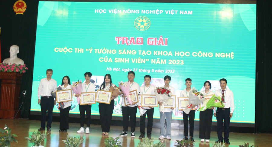 Nhiều sinh viên được vinh danh khen thưởng sau khi tham gia Cuộc thi ý tưởng sáng tạo khoa học công nghệ năm 2023. Nhiều sinh viên được vinh danh khen thưởng sau khi tham gia Cuộc thi ý tưởng sáng tạo khoa học công nghệ năm 2023.