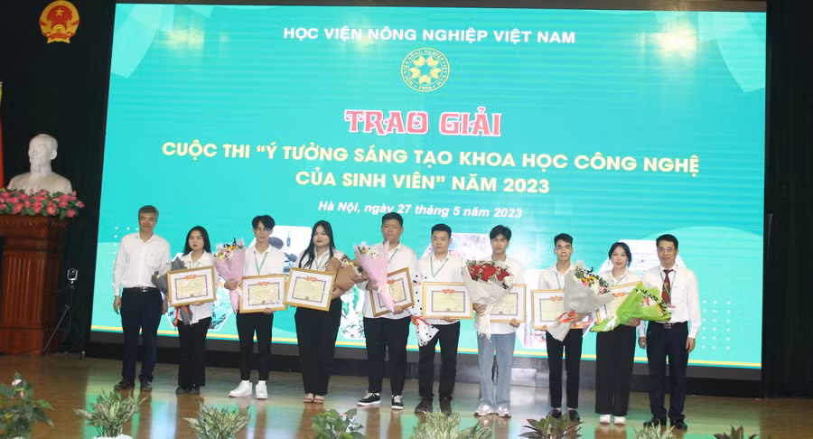 Nhiều sinh viên được vinh danh khen thưởng sau khi tham gia Cuộc thi ý tưởng sáng tạo khoa học công nghệ năm 2023.