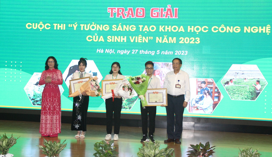 GS.TS Nguyễn Thị Lan và GS.TS Trần Đức Viên, nguyên Giám đốc Học viện Nông nghiệp Việt Nam trao giải Nhất, Nhì, Ba Cuộc thi "Ý tưởng sáng tạo khoa học, công nghệ của sinh viên" năm 2023 cho các sinh viên. GS.TS Nguyễn Thị Lan và GS.TS Trần Đức Viên, nguyên Giám đốc Học viện Nông nghiệp Việt Nam trao giải Nhất, Nhì, Ba Cuộc thi "Ý tưởng sáng tạo khoa học, công nghệ của sinh viên" năm 2023 cho các sinh viên.