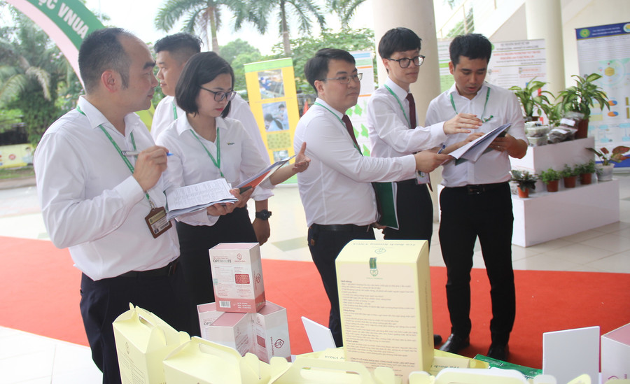 Ban Giám khảo chấm các gian trưng bày sản phẩm của sinh viên tại Triển lãm sản phẩm khoa học công nghệ của sinh viên. Ban Giám khảo chấm các gian trưng bày sản phẩm của sinh viên tại Triển lãm sản phẩm khoa học công nghệ của sinh viên.