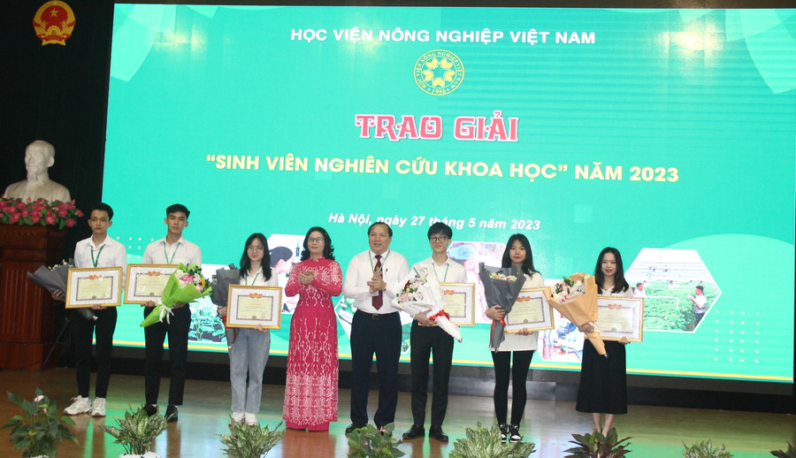 GS.TS Nguyễn Thị Lan và TS Vũ Ngọc Huyên – Phó Giám đốc Học viện Nông nghiệp Việt Nam TS trao giải cho các sinh viên nghiên cứu khoa học năm 2023. GS.TS Nguyễn Thị Lan và TS Vũ Ngọc Huyên – Phó Giám đốc Học viện Nông nghiệp Việt Nam TS trao giải cho các sinh viên nghiên cứu khoa học năm 2023.