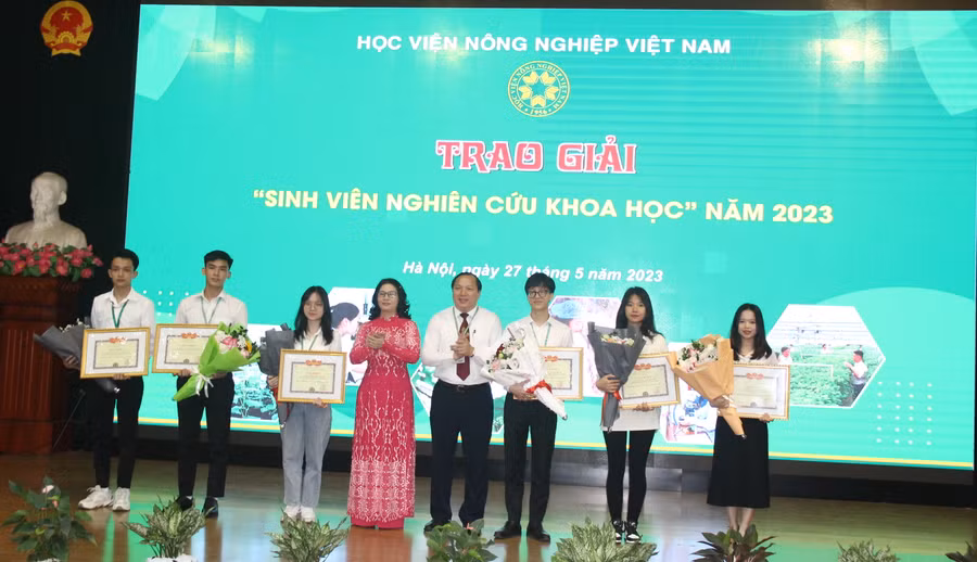 GS.TS Nguyễn Thị Lan và TS Vũ Ngọc Huyên – Phó Giám đốc Học viện Nông nghiệp Việt Nam TS trao giải cho các sinh viên nghiên cứu khoa học năm 2023.