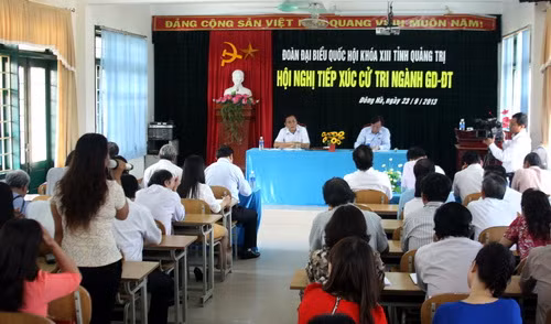 Bộ trưởng Phạm Vũ Luận tiếp xúc cử tri là giáo viên tỉnh Quảng Trị