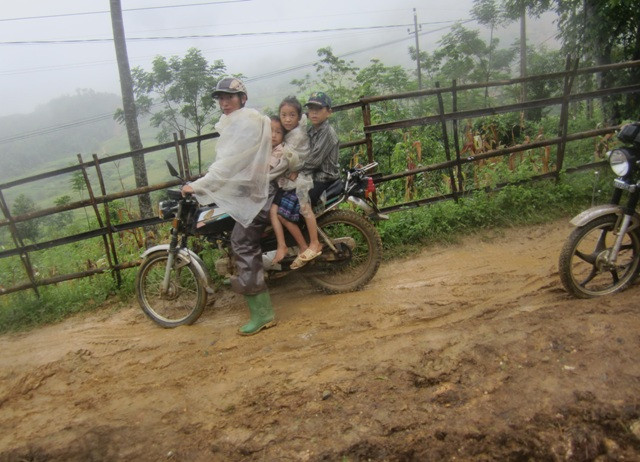 Nhà có xe máy, em đến trường sẽ nhanh hơn