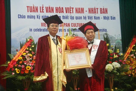 ĐH Huế trao danh hiệu &quot;Giáo sư danh dự&quot; cho giáo sư Nhật Bản