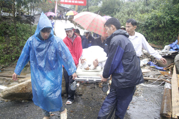 Cấp cứu người bị thương. Ảnh: baolaocai.vn