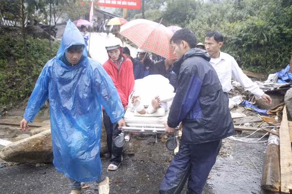 Cấp cứu người bị thương. Ảnh: baolaocai.vn