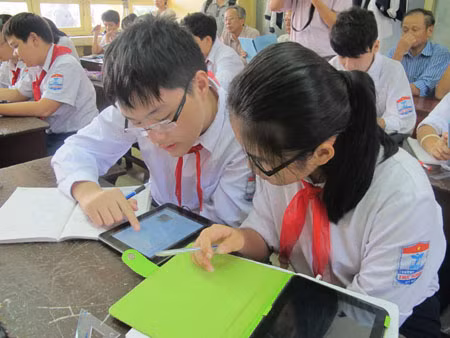 Giao lưu trực tuyến "Sách giáo khoa điện tử dành cho ai?"