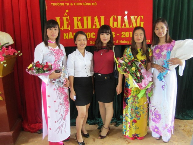 Vượt qua hàng chục cây số đường núi, các cô giáo vẫn thật đẹp, duyên dáng trong ngày khai giảng năm học mới