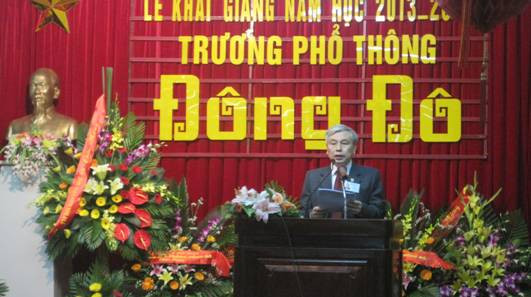 Thầy Võ Thế Quân – Hiệu trưởng nhà trường đọc diễn văn chào mừng năm học mới Thầy Võ Thế Quân – Hiệu trưởng nhà trường đọc diễn văn chào mừng năm học mới