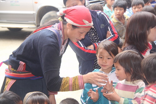 Chị Tẩn Sử Mẩy - 29 tuổi - mang nước tới trường cho con uống tại lễ khai giảng