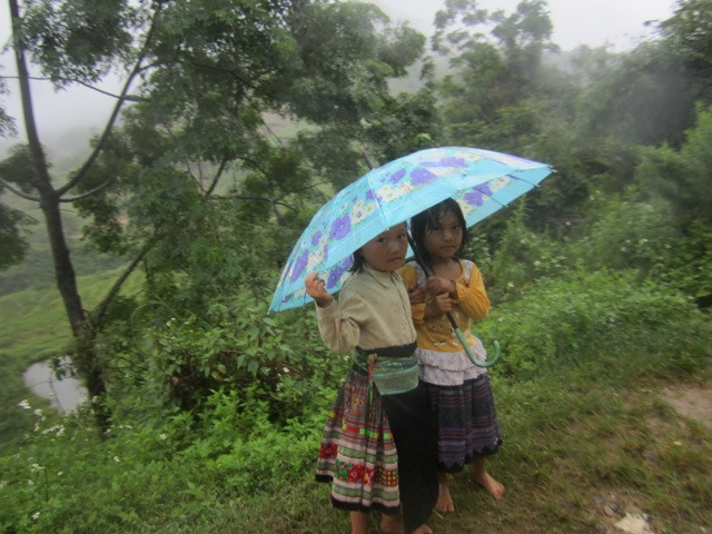 Em đội mưa, vượt suối đến trường