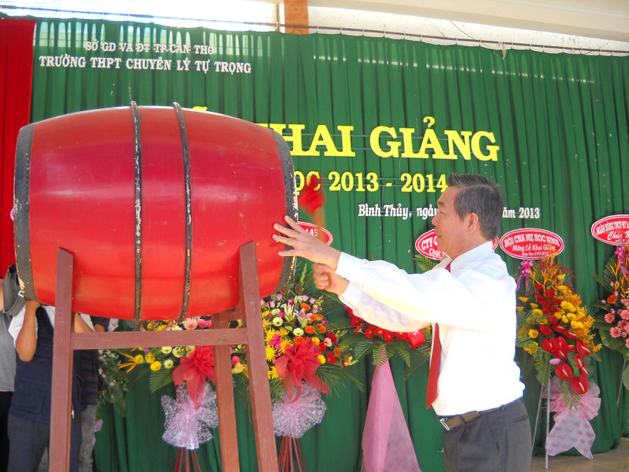 Ông Nguyễn Hữu Lợi - Phó Bí thư Thường trực Thành ủy, Chủ tịch HĐND TP Cần Thơ đánh trống khai giảng tại Trường THPT chuyên Lý Tự Trọng (TP. Cần Thơ). Ảnh: K. Ngân