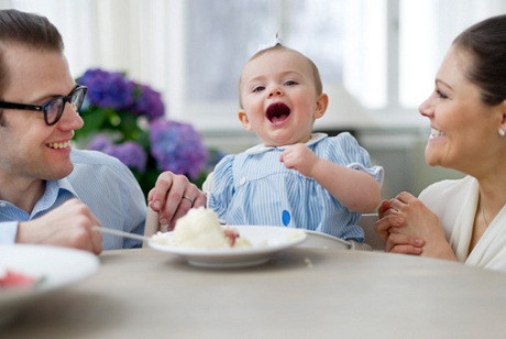 Công chúa nhỏ Estelle chụp hình bên cha mẹ là Hoàng tử Daniel và Công chúa Thụy Điển Victoria.