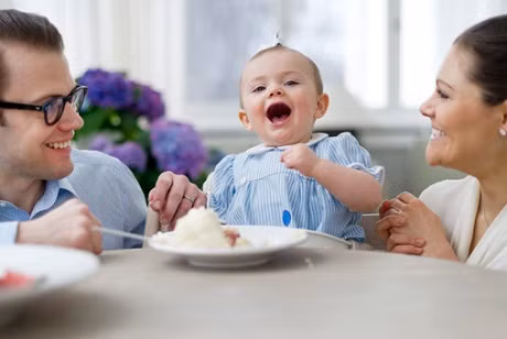 Công chúa nhỏ Estelle chụp hình bên cha mẹ là Hoàng tử Daniel và Công chúa Thụy Điển Victoria.