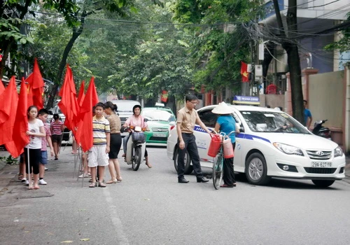 Tập nghi thức khai giảng... dưới lòng đường