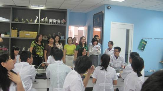 Thứ trưởng Nguyễn Thị Nghĩa thăm giờ học môn Hóa học của HS Trường THPT Olympia Thứ trưởng bộ GD&ĐT Nguyễn Thị Nghĩa thăm giờ học môn Hóa học của học sinh THPT Olympia