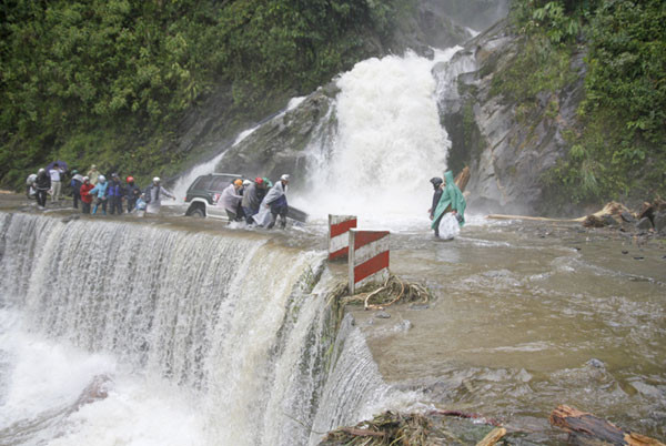 Đường vào Bản Khoang bị chia cắt. Ảnh: baolaocai.vn