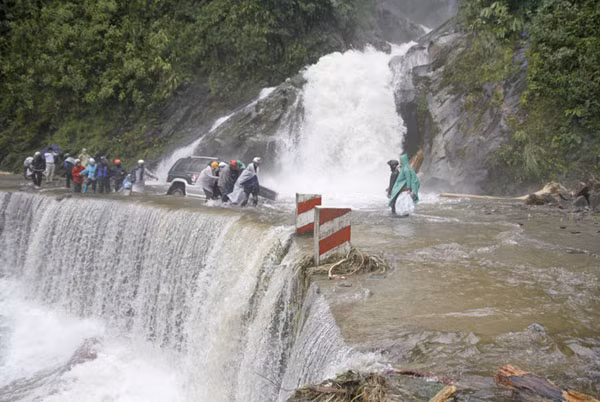 Đường vào Bản Khoang bị chia cắt. Ảnh: baolaocai.vn