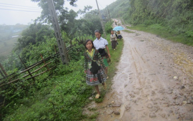 Đường dài, mưa to 