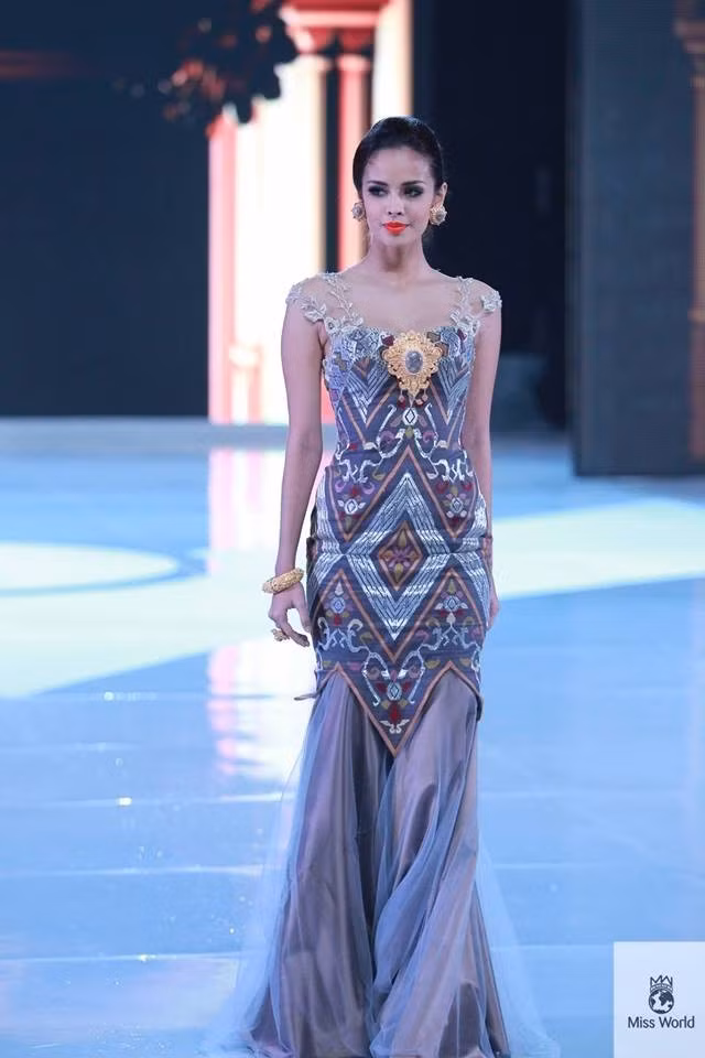 Là một diễn viên kiêm người dẫnchương trình truyền hình nổi tiếng của Philippines, Megan Young luôn biết cách giúp mình tỏa sáng trên sân khấu. Sự tự tin cùng những bước đi đẹp đã giúp cô gái trẻ chiến thắng phần thi Top Model.