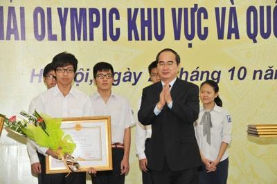 2/10: Tuyên dương HS đoạt giải Olympic Quốc tế và thủ khoa kỳ thi ĐH