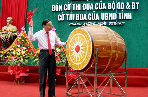 Đồng chí Tô Huy Rứa - Ủy viên Bộ Chính trị, Trưởng Ban Tổ chức Trung ương - đánh trống khai giảng năm học mới tại Trường THPT Quảng Xương I (Thanh Hóa)