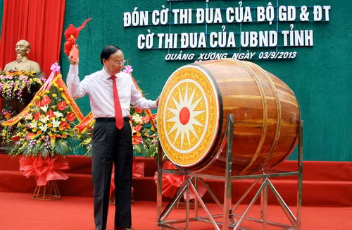 Đồng chí Tô Huy Rứa - Ủy viên Bộ Chính trị, Trưởng Ban Tổ chức Trung ương - đánh trống khai giảng năm học mới tại Trường THPT Quảng Xương I (Thanh Hóa)