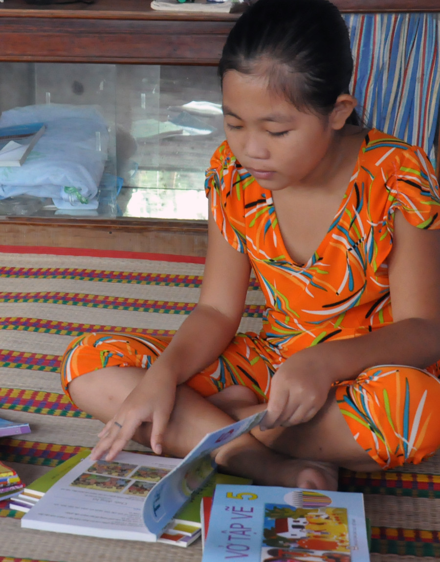 Em Bùi Diễm Trinh, học sinh lớp 5, Trường TH-THCS An Hòa chuẩn bị tập sách đầy đủ cho năm học mới