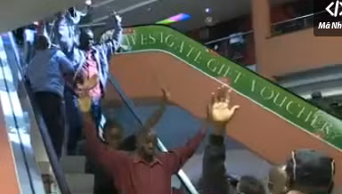 Cuộc đối đầu bên trong khu mua sắm sau vụ xả súng