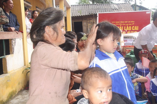 Cụ bà 80 tuổi người dân tộc Dao đưa cháu tới trường