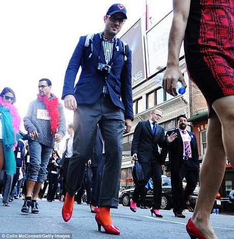 Trước khi sự kiện này diễn ra, nhiều thông báo đã được gửi tới người dân, đặc biệt là những người đàn ông, hướng dẫn họ nên dán băng gạc như thế nào ở gót chân để tránh bị đôi giày mới cọ xát gây chày xước