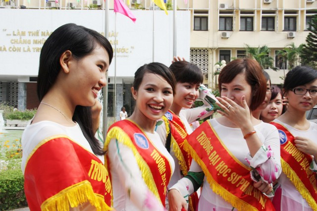 &quot;Hoa sư phạm&quot; nhập trường