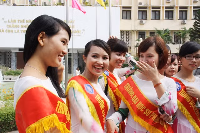 "Hoa sư phạm" nhập trường