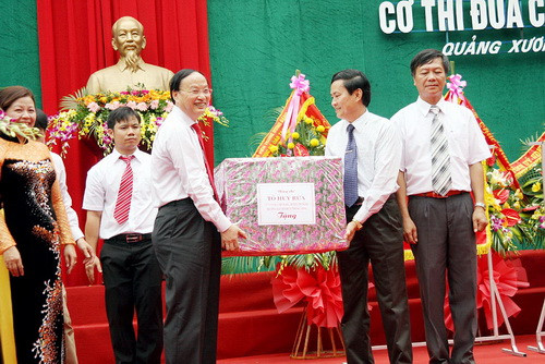 Chia sẻ niềm vui khai giảng năm học mới, đồng chí Tô Huy Rứa tặng quà cho Trường THPT Quảng Xương I