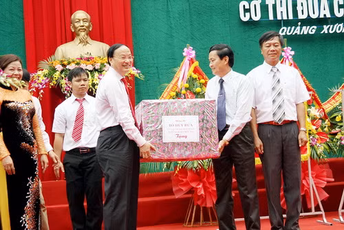 Chia sẻ niềm vui khai giảng năm học mới, đồng chí Tô Huy Rứa tặng quà cho Trường THPT Quảng Xương I