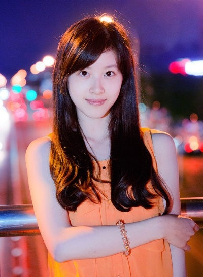 Cách đây không lâu, những hình ảnh mới nhất của Chương Chiết Thiên được đưa lên mạng xã hội và lại một lần nữa khiến người hâm mộ nức lòng. Với vẻ đẹp mộc mạc, trong sáng, thánh thiện, "cô bé trà sữa" đã trở thành một hình tượng đẹp trong lòng tất cả mọi người mà theo nhiều người thì có lẽ phải rất lâu nữa mới tìm được nữ sinh như vậy.