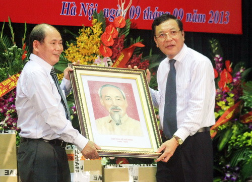 Bộ trưởng Phạm Vũ Luận tặng ảnh Chủ tịch Hồ Chí Minh cho Trường THPT Chuyên KHTN