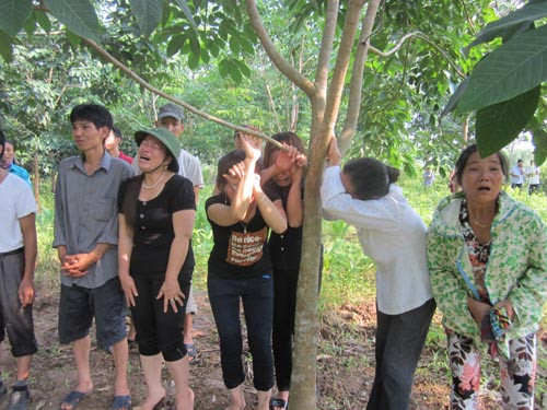 Thân nhân nạn nhân khóc vật vã Thân nhân nạn nhân khóc vật vã