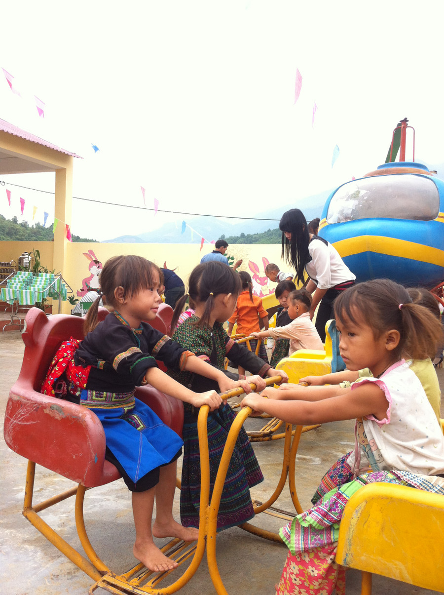 Trẻ em dân tộc lần đầu được tiếp xúc với đồ chơi hiện đại
