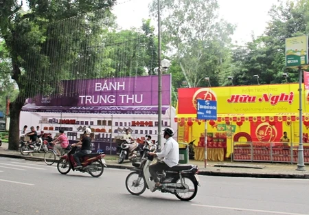 Hà Nội: &quot;Làm giá&quot; bánh Trung thu tăng 300%