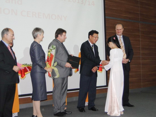 Bộ trưởng Luận trao bằng thạc sĩ cho một học viên cao học